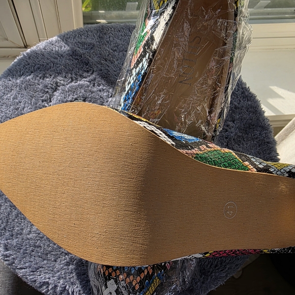 Multicolor Pointed Toe Heels - Picture 5 of 11